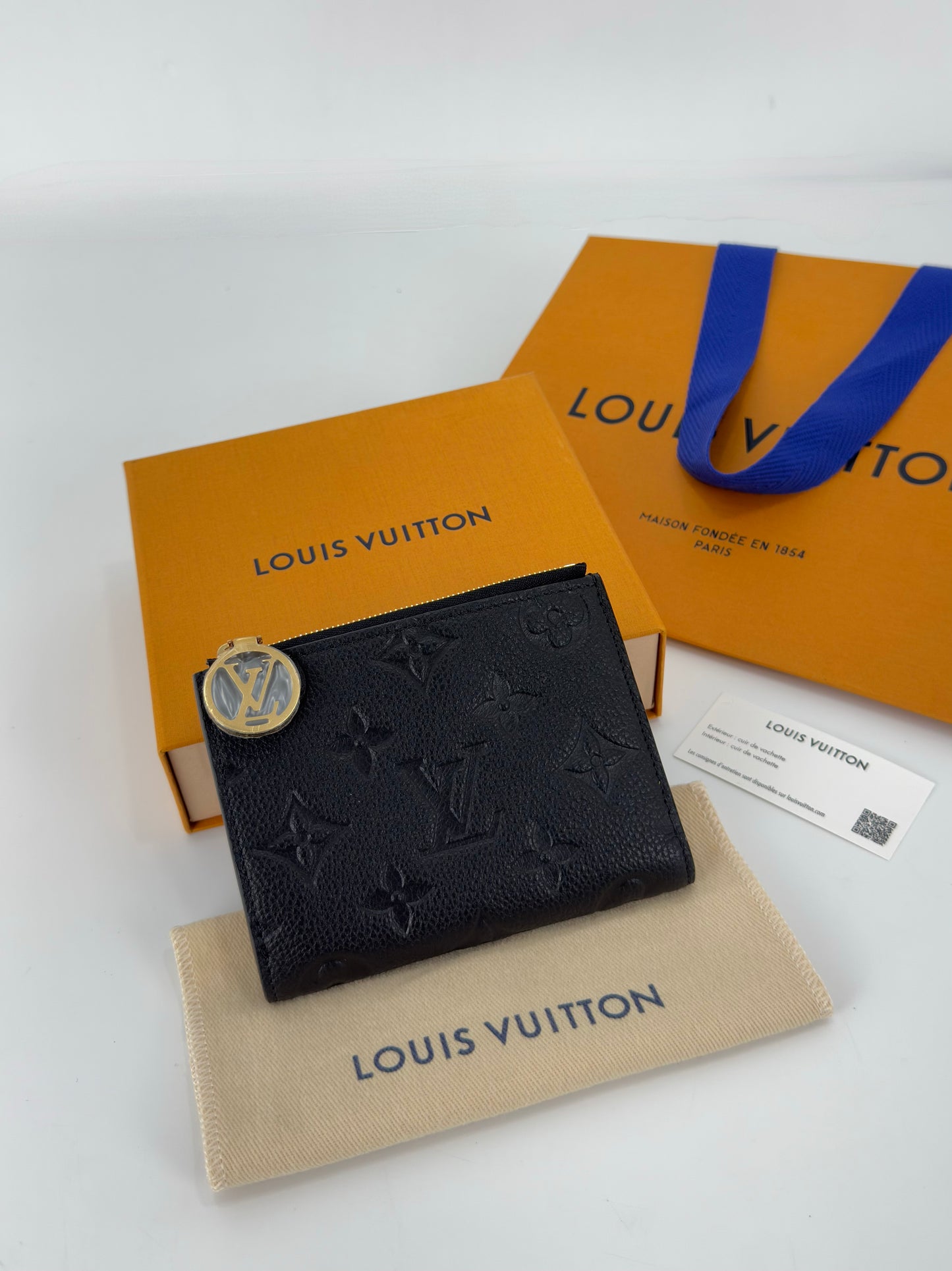 Louis Vuitton Monogram Empreinte Leather
Portefeuille Lisa Wallet (1)