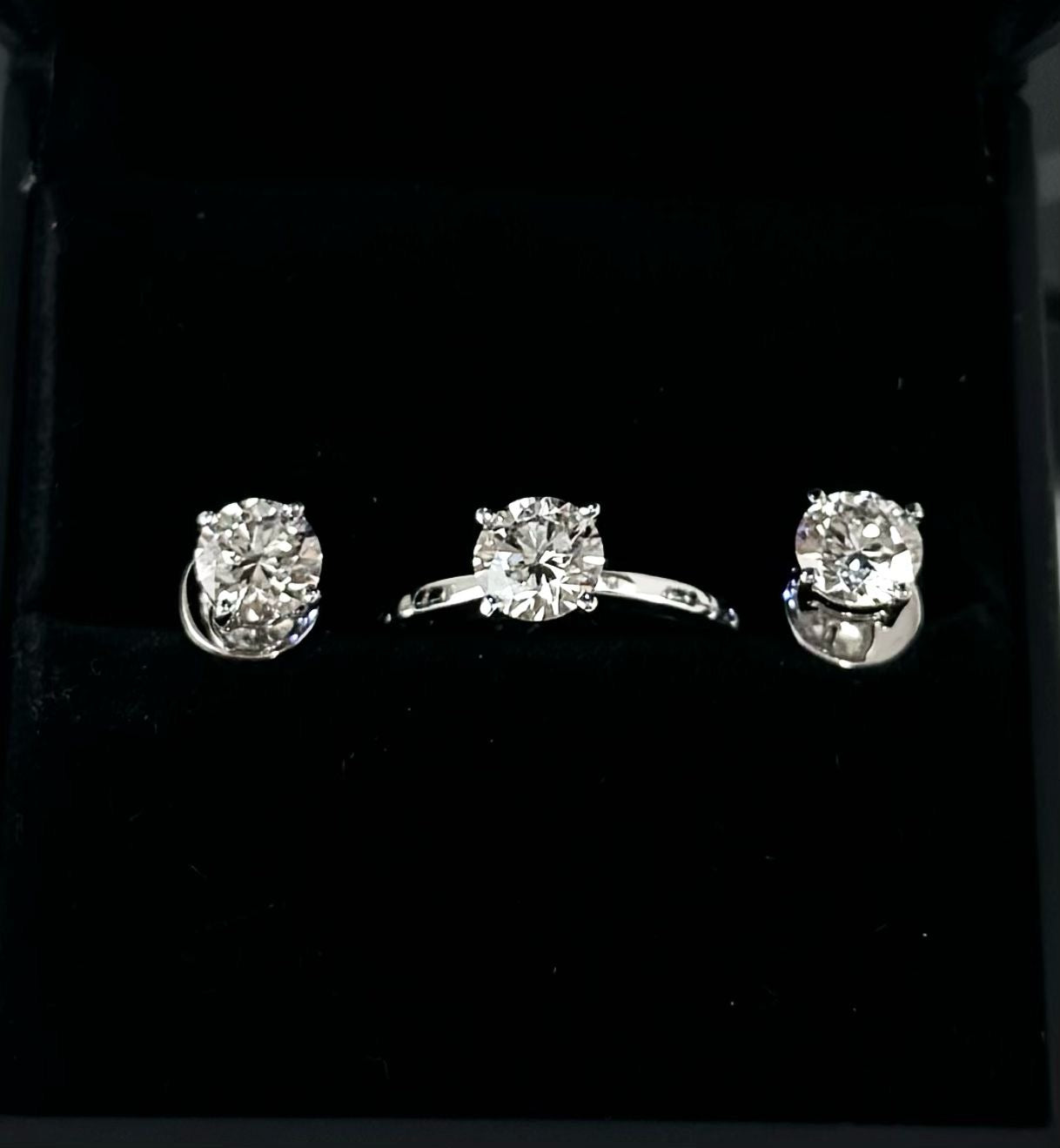 Diamond round brilliant set