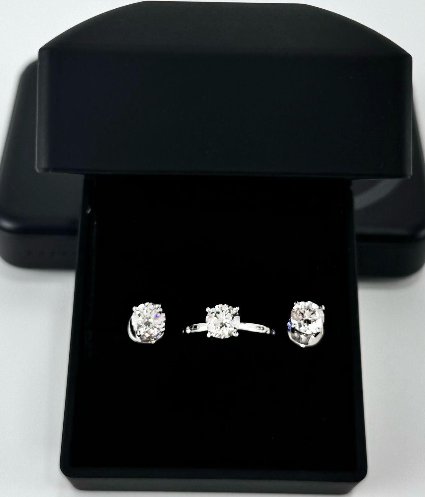 Diamond round brilliant set