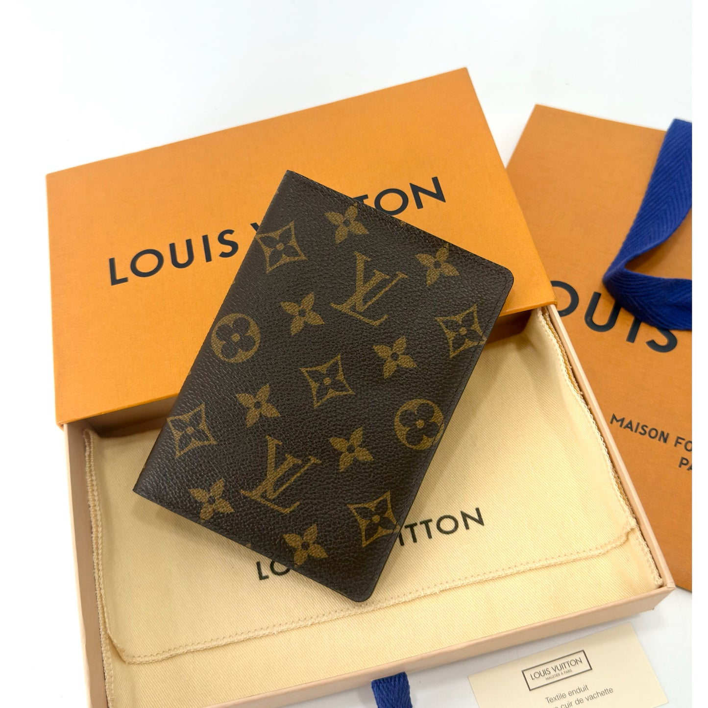 Louis Vuitton Monogram Canvas Passport Holder (3)