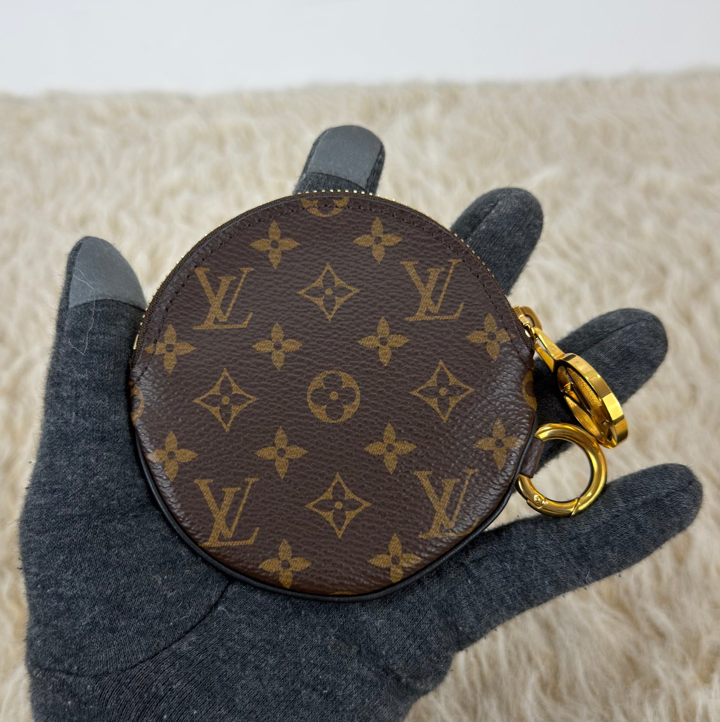 Louis Vuitton 
Monogram Giant Reverse Trio Pouch