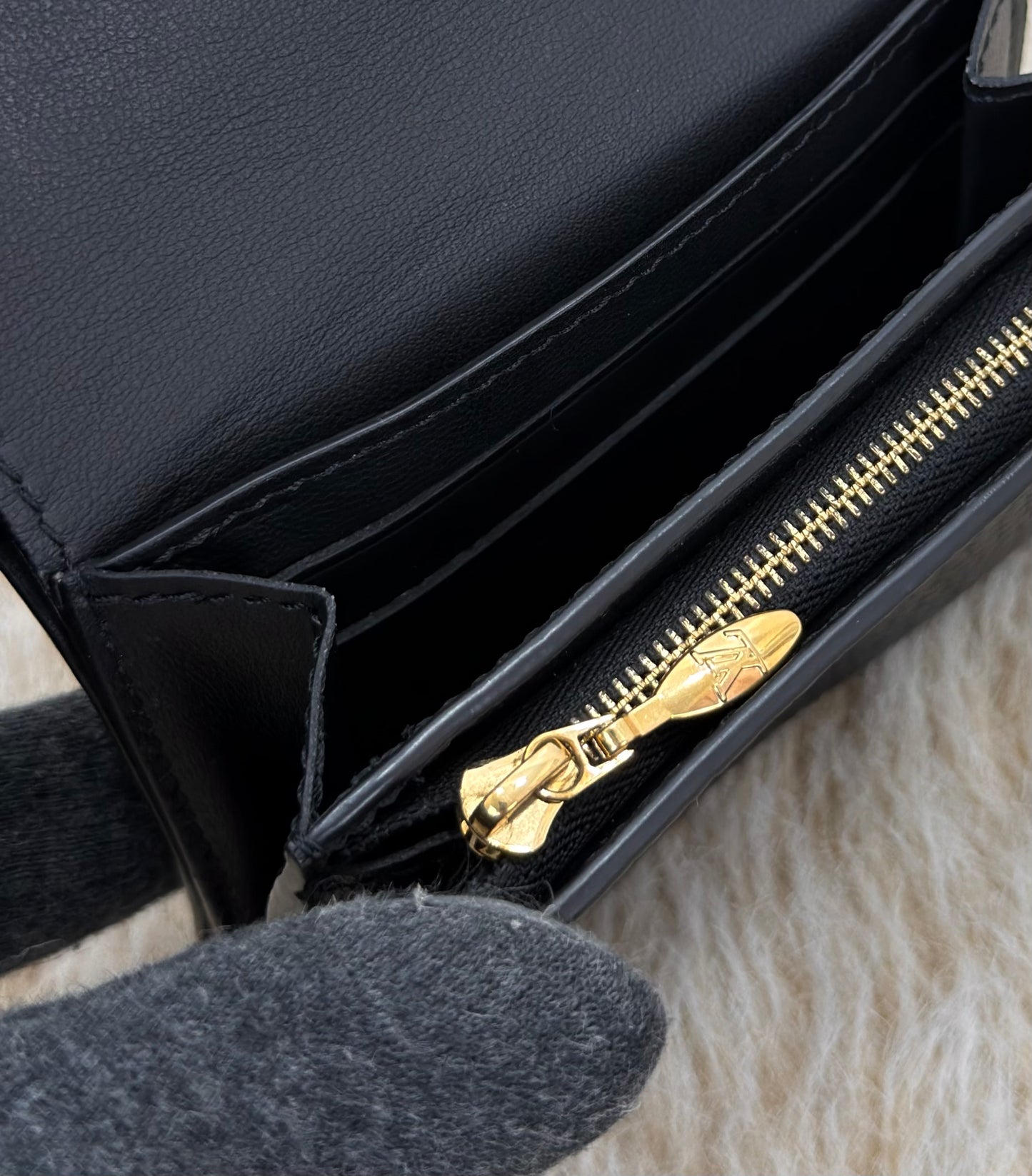 Louis Vuitton Portefeuille Capucines Tiny Wallet