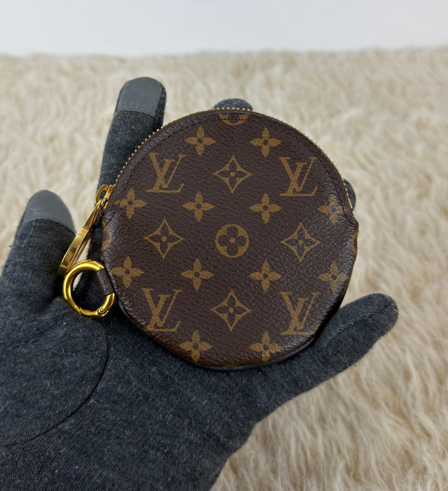 Louis Vuitton 
Monogram Giant Reverse Trio Pouch