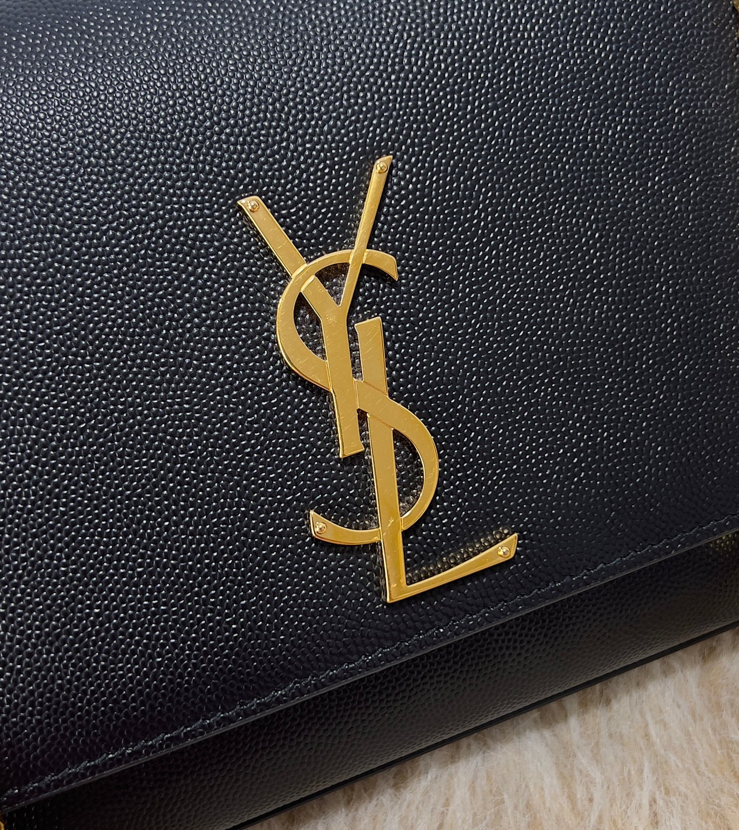 Saint Laurent Kate Medium In Grain De Poudre
Embossed Leather