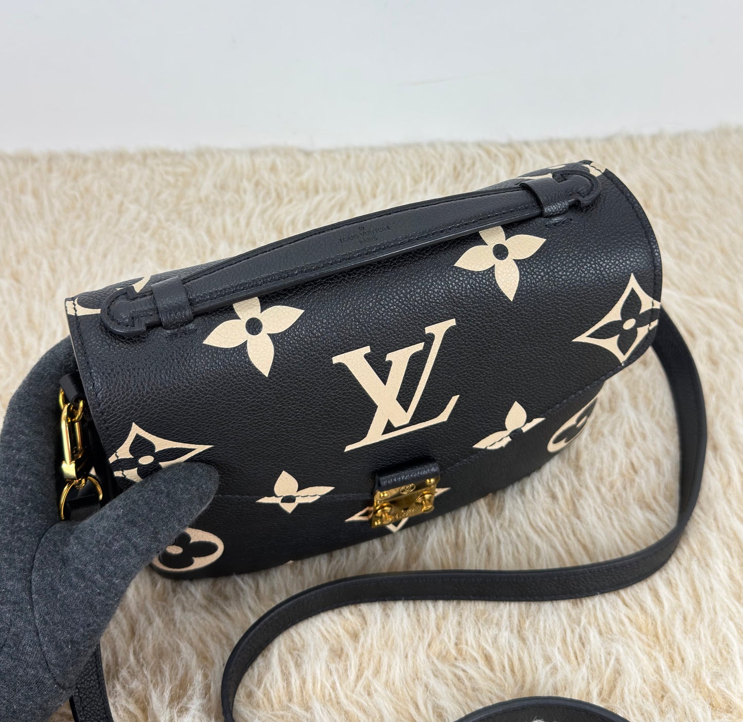 Louis Vuitton Pochette Métis Bicolor Monogram Empreinte