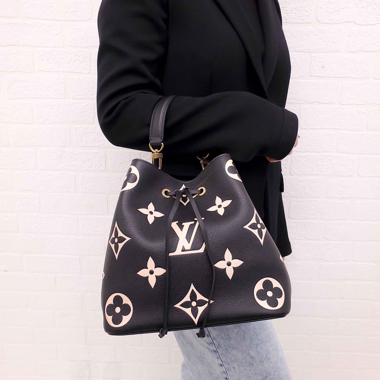 Louis Vuitton Neo Noe MM Bucket Bag Empreinte Leather