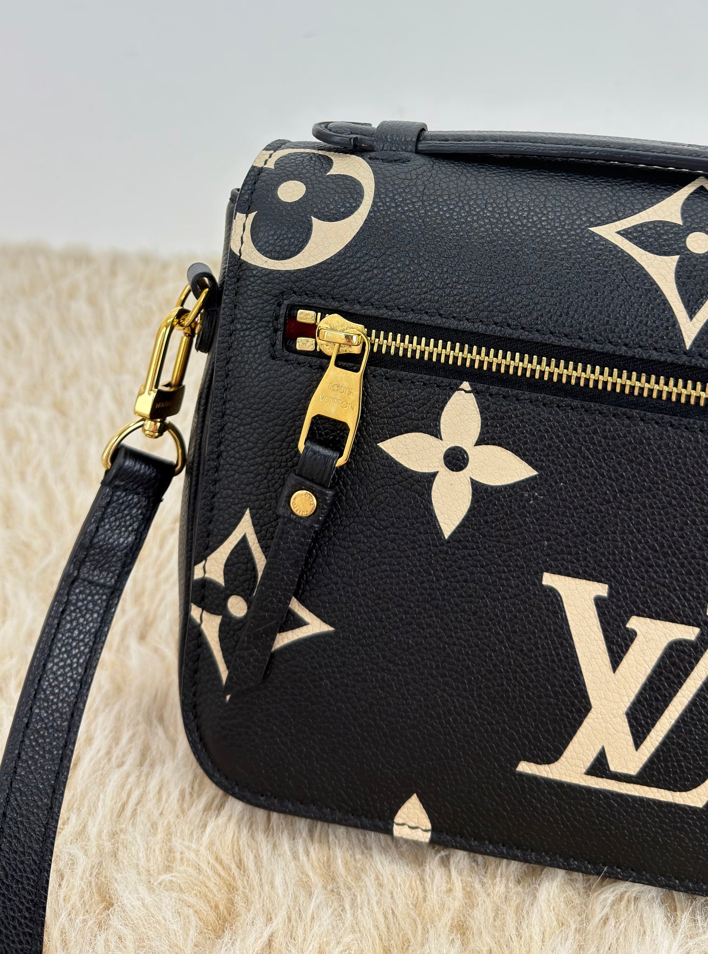 Louis Vuitton Pochette Métis Bicolor Monogram Empreinte
