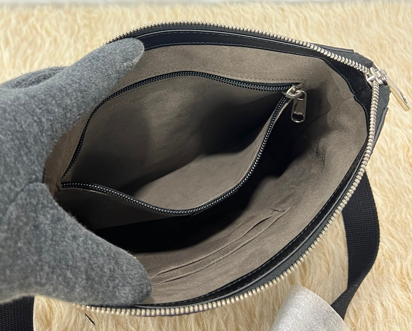 Gucci GG Signature Zip Messenger Bag