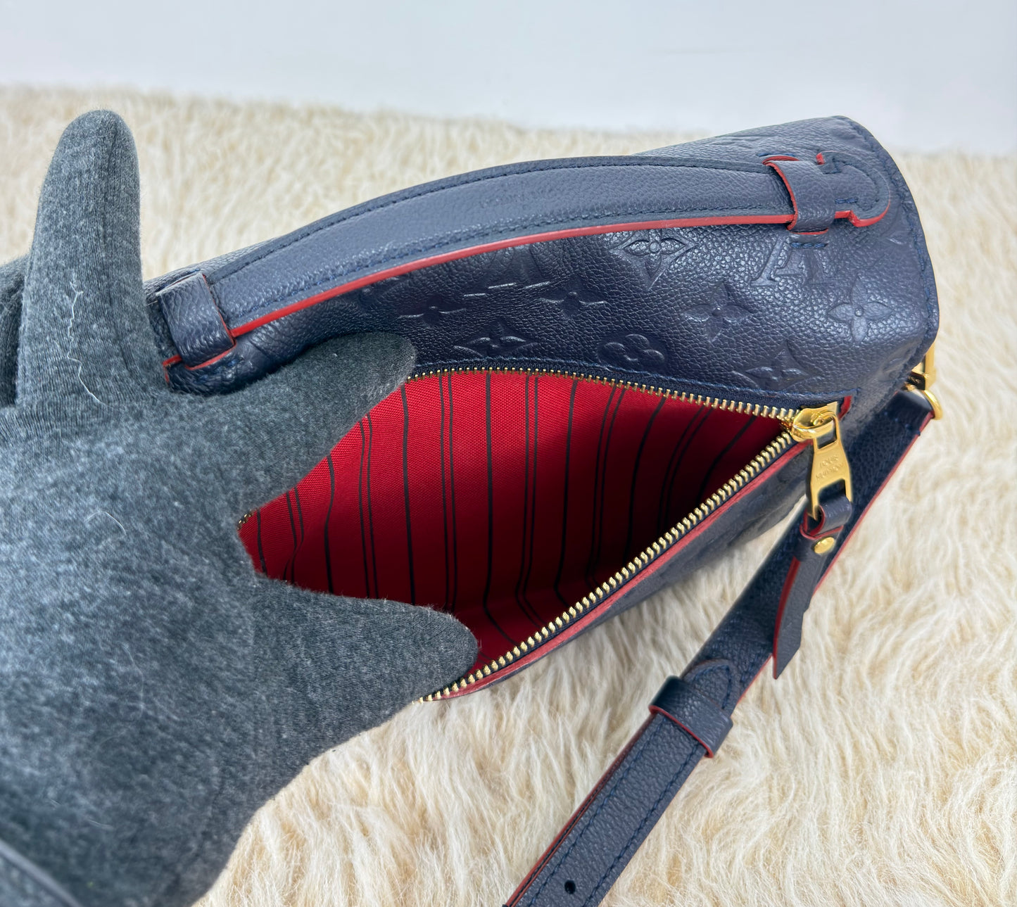 Louis Vuitton Pochette Métis In Marine Rouge
Monogram Empreinte