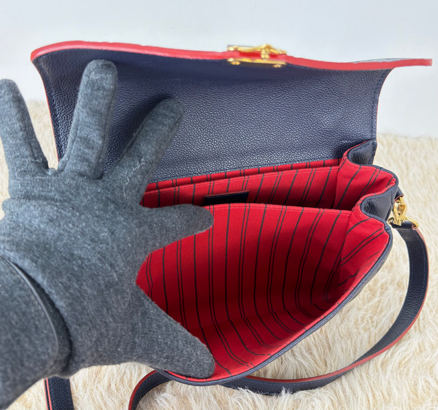 Louis Vuitton Pochette Métis In Marine Rouge
Monogram Empreinte