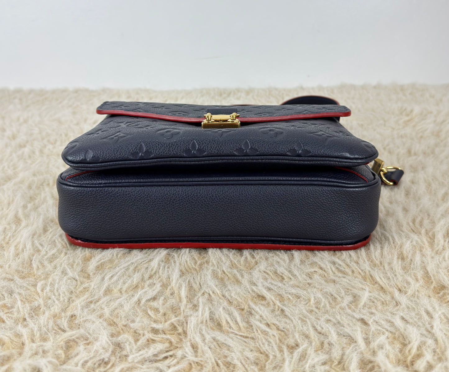 Louis Vuitton Pochette Métis In Marine Rouge
Monogram Empreinte