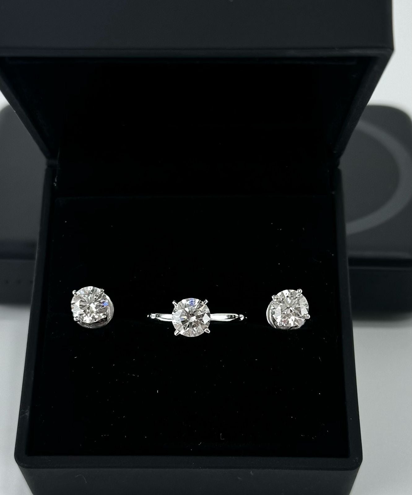 Diamond round brilliant set