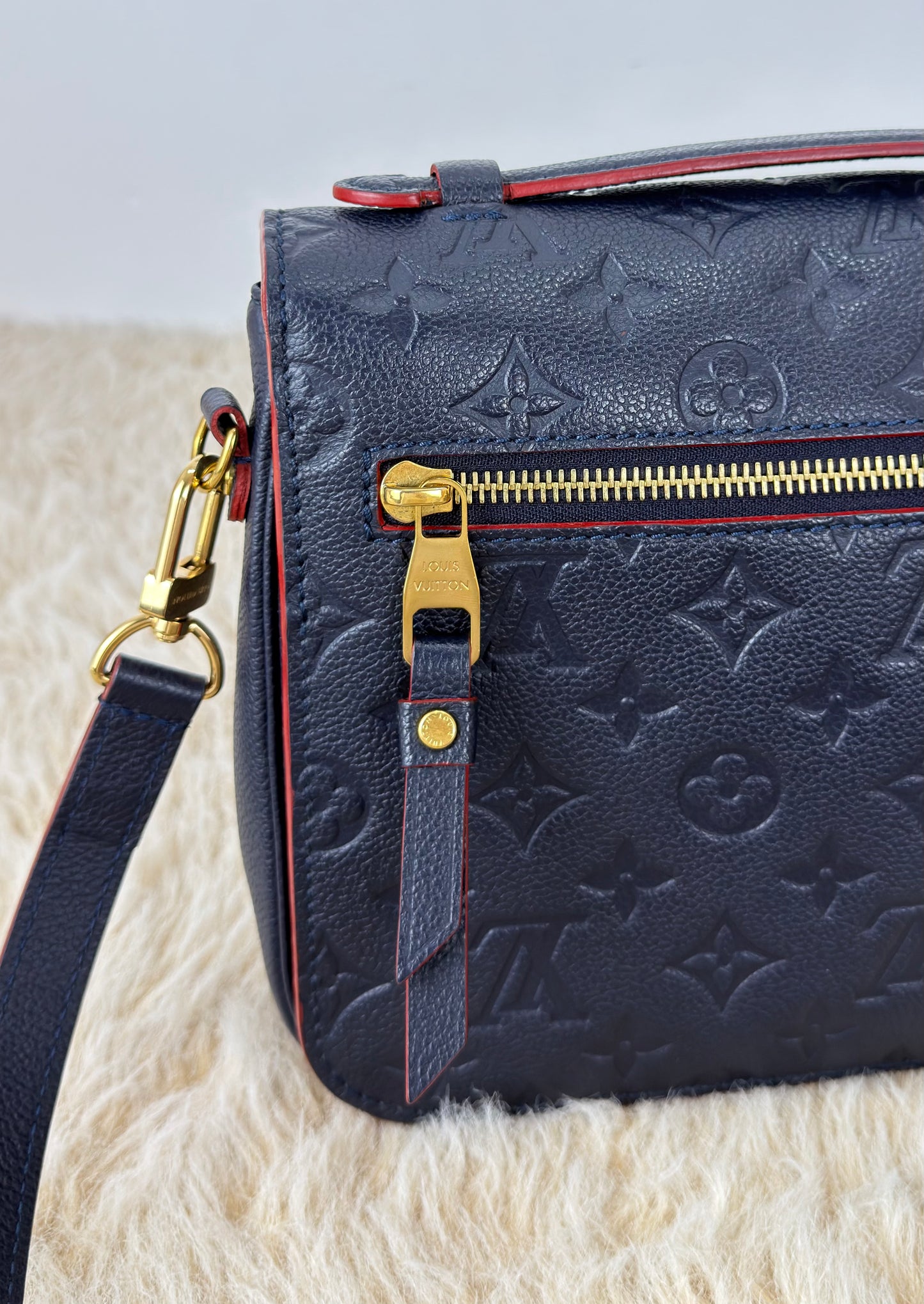 Louis Vuitton Pochette Métis In Marine Rouge
Monogram Empreinte