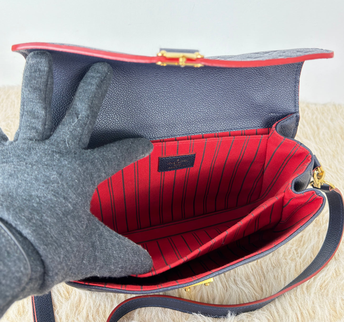 Louis Vuitton Pochette Métis In Marine Rouge
Monogram Empreinte