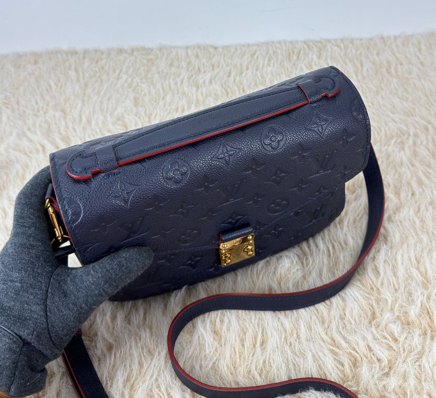 Louis Vuitton Pochette Métis In Marine Rouge
Monogram Empreinte