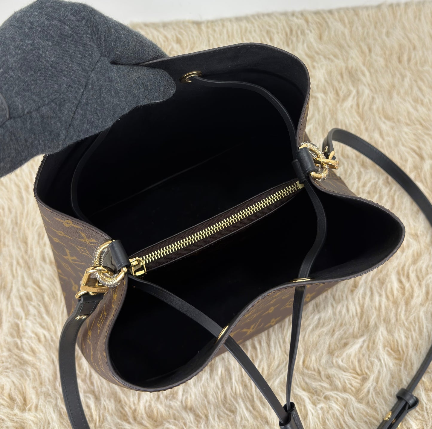 Loui Vuitton Neo Noe MM Monogram Canvas