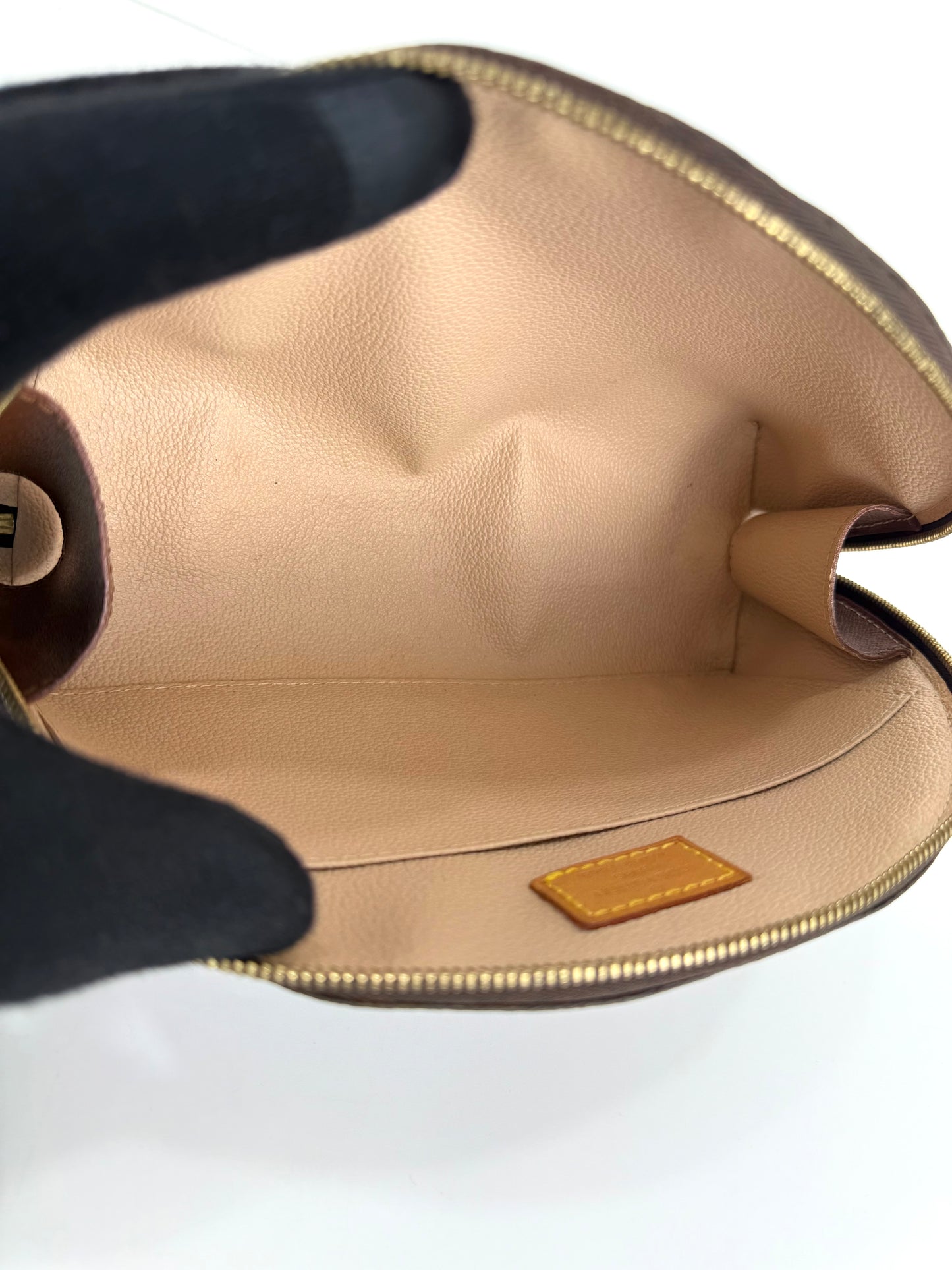 Louis Vuitton Monogram Trousse Demi Ronde
Cosmetic Pouch