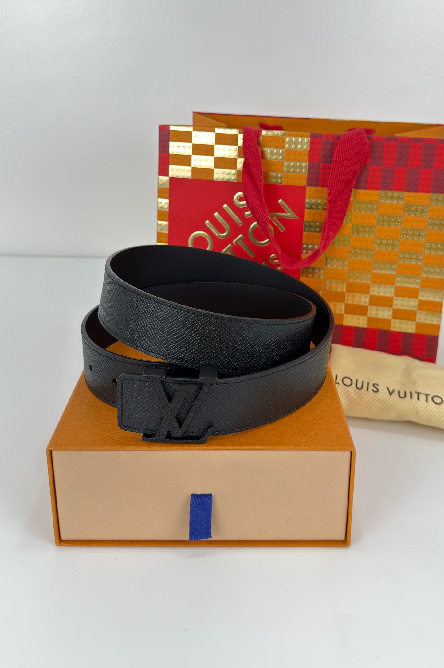 Louis Vuitton Initiales Belt In Black Taiga Leather 90/36