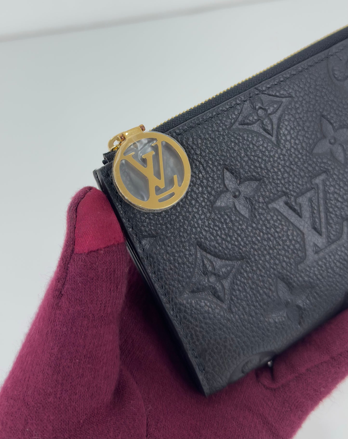 Louis Vuitton Monogram Empreinte Leather
Portefeuille Lisa Wallet (1)
