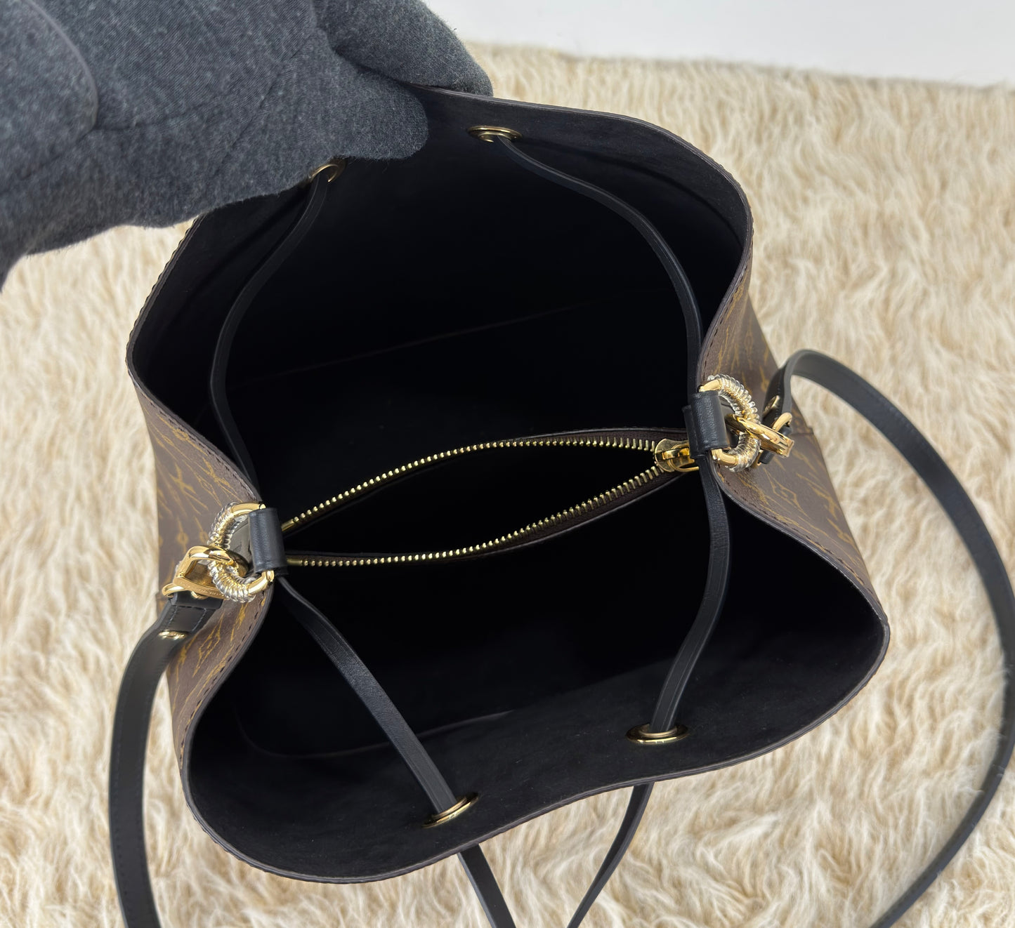 Loui Vuitton Neo Noe MM Monogram Canvas