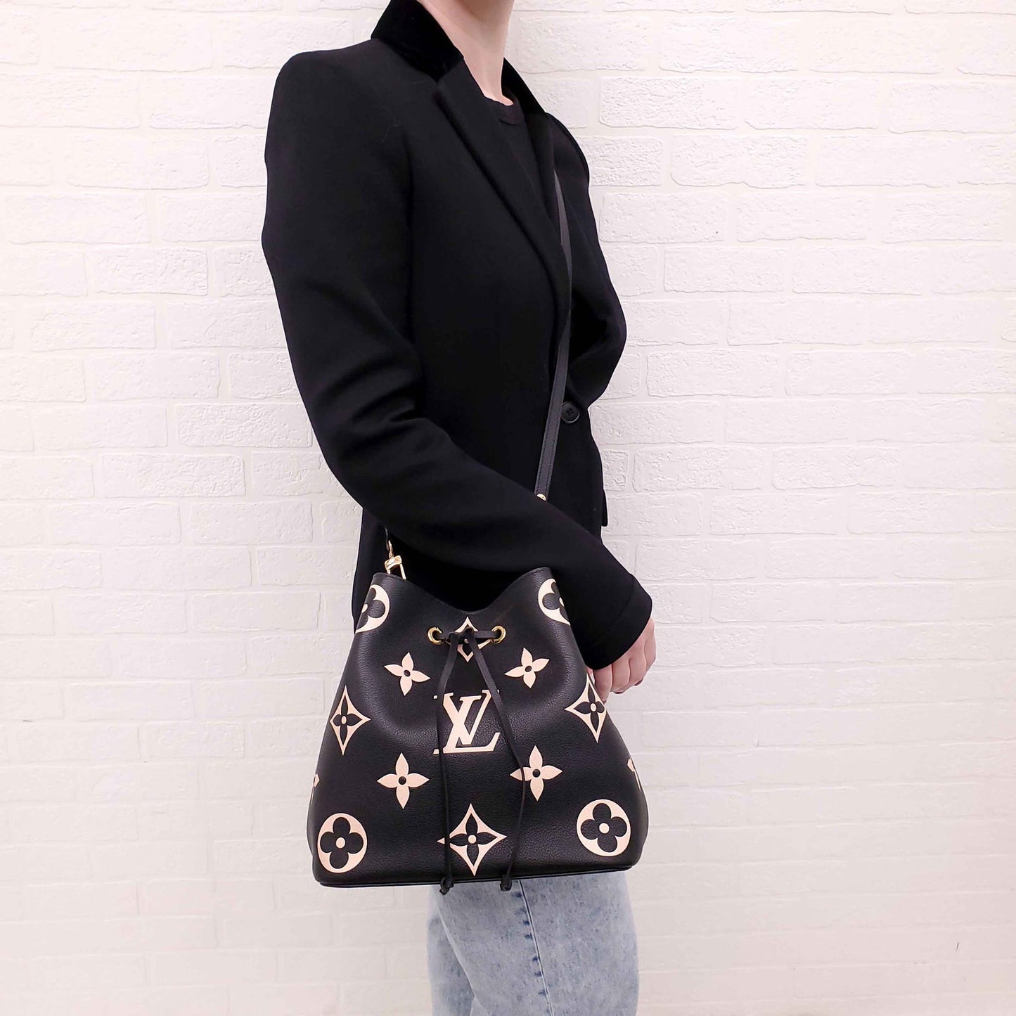 Louis Vuitton Neo Noe MM Bucket Bag Empreinte Leather