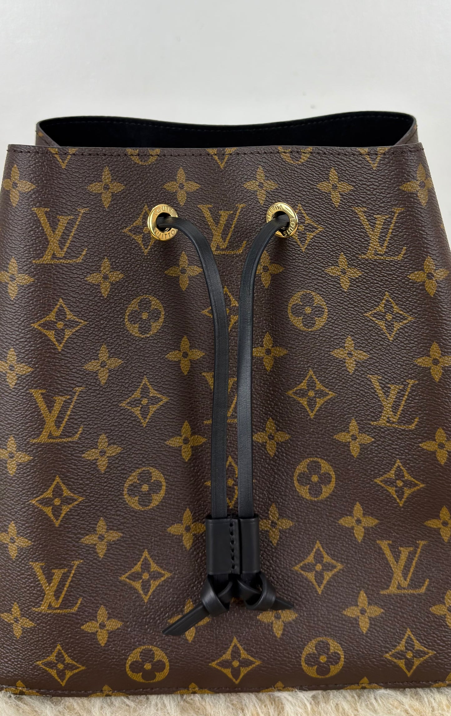 Loui Vuitton Neo Noe MM Monogram Canvas