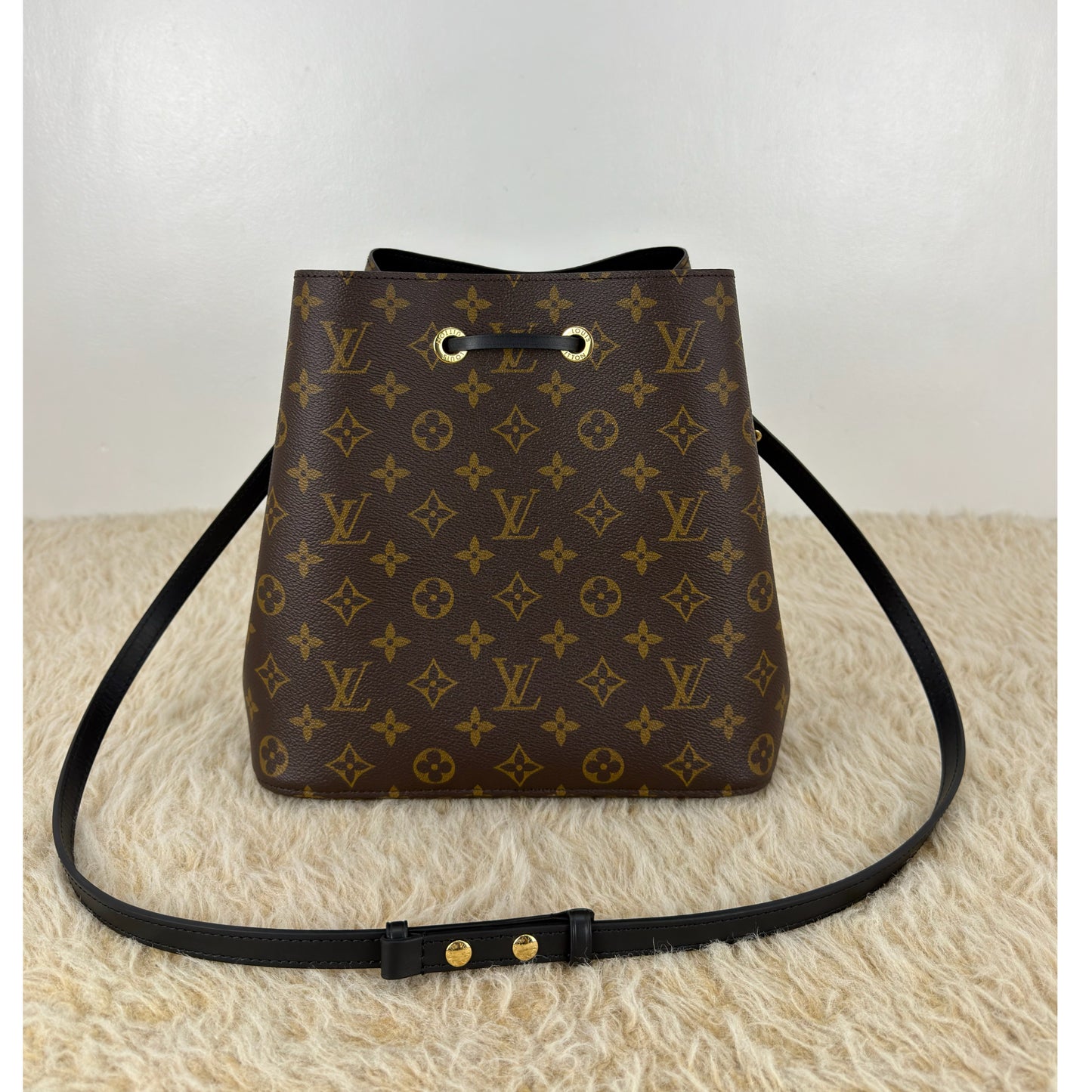 Loui Vuitton Neo Noe MM Monogram Canvas