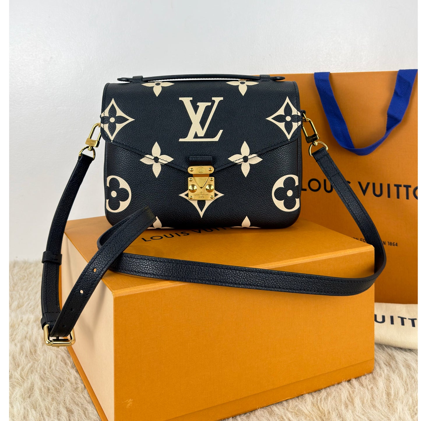 Louis Vuitton Pochette Métis Bicolor Monogram Empreinte
