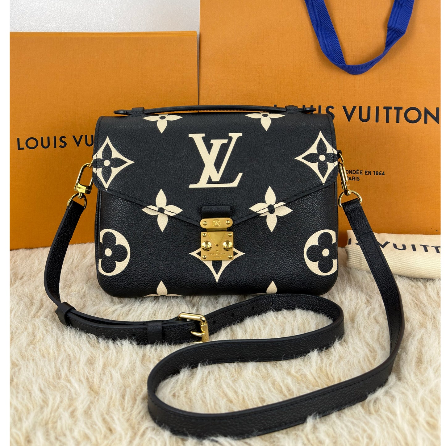 Louis Vuitton Pochette Métis Bicolor Monogram Empreinte