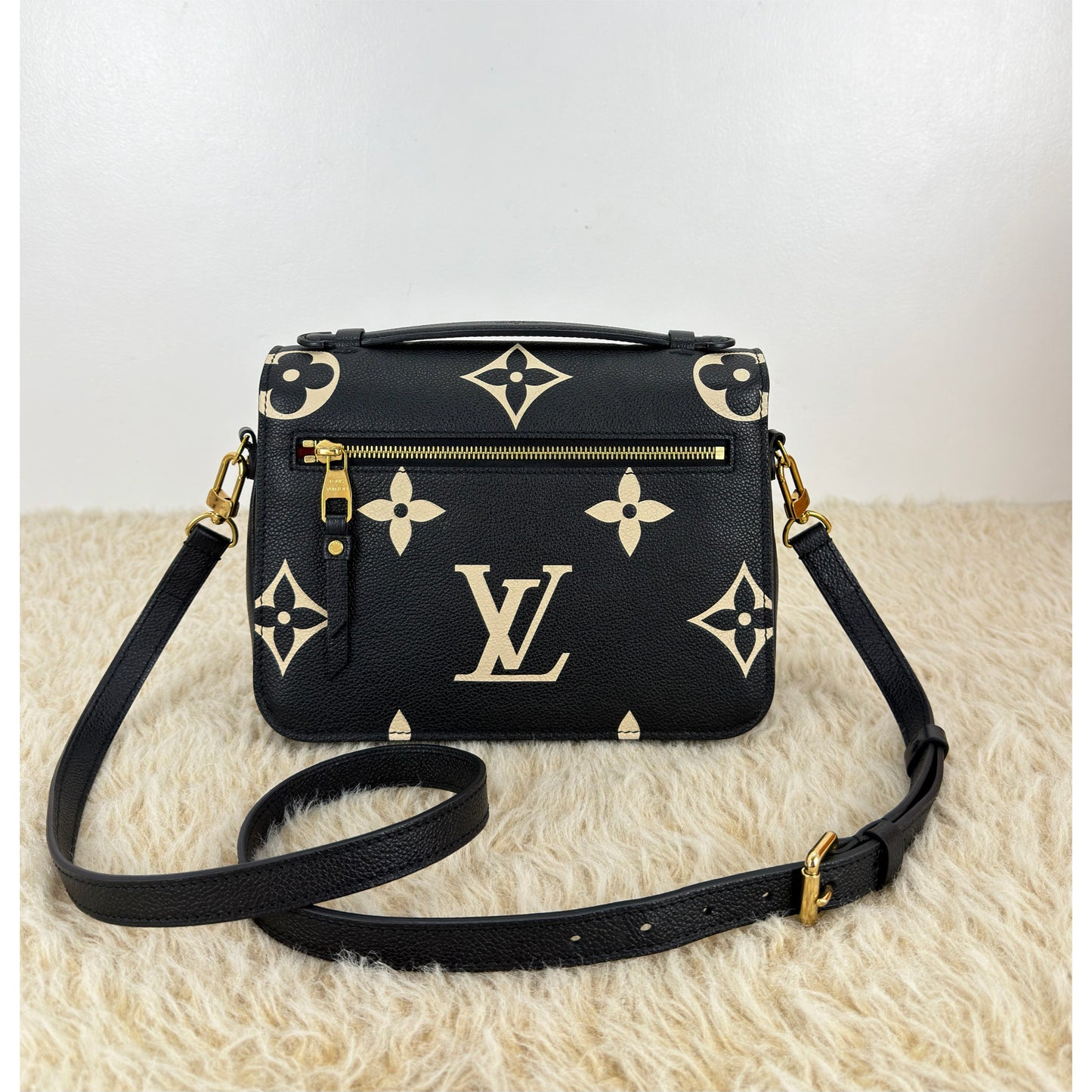 Louis Vuitton Pochette Métis Bicolor Monogram Empreinte