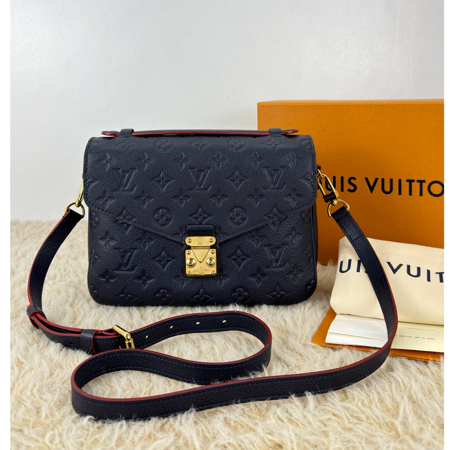 Louis Vuitton Pochette Métis In Marine Rouge
Monogram Empreinte