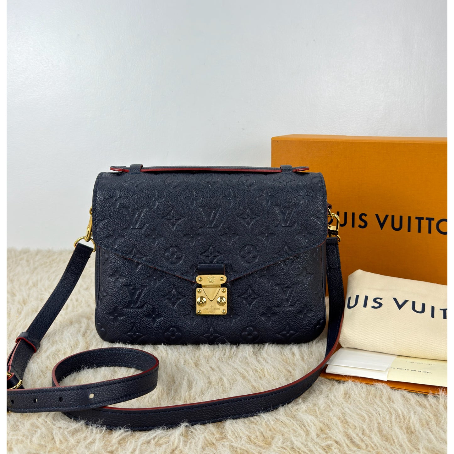 Louis Vuitton Pochette Métis In Marine Rouge
Monogram Empreinte