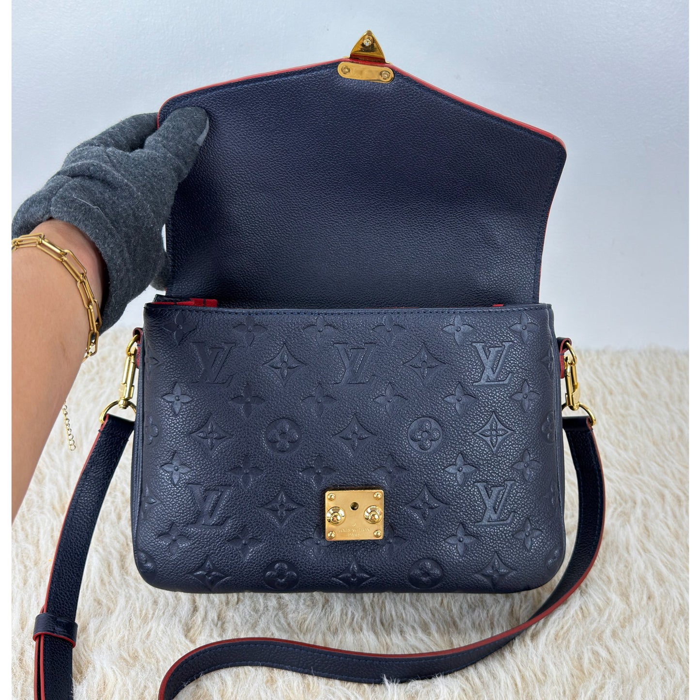 Louis Vuitton Pochette Métis In Marine Rouge
Monogram Empreinte