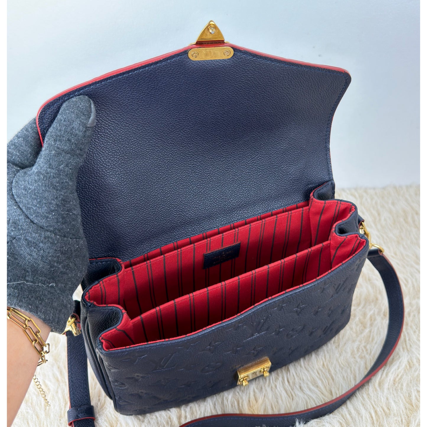 Louis Vuitton Pochette Métis In Marine Rouge
Monogram Empreinte
