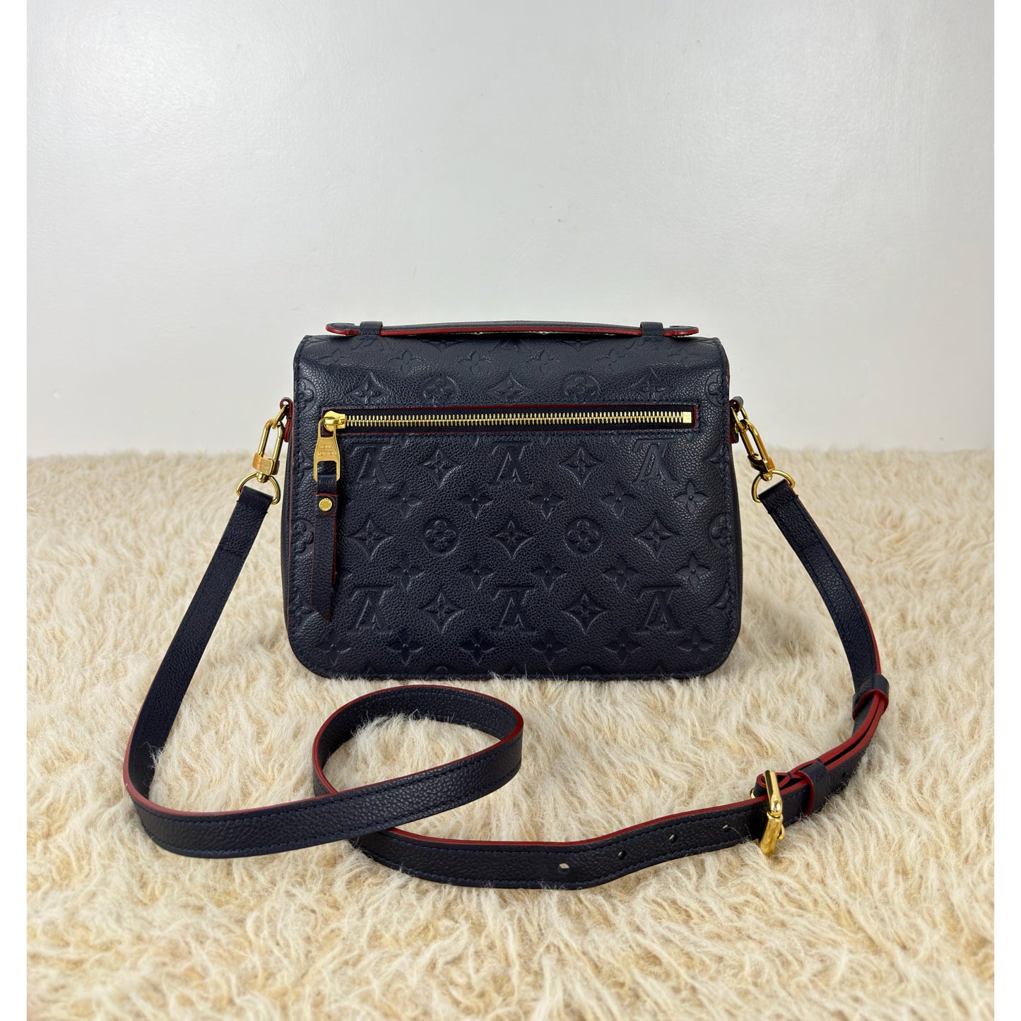 Louis Vuitton Pochette Métis In Marine Rouge
Monogram Empreinte