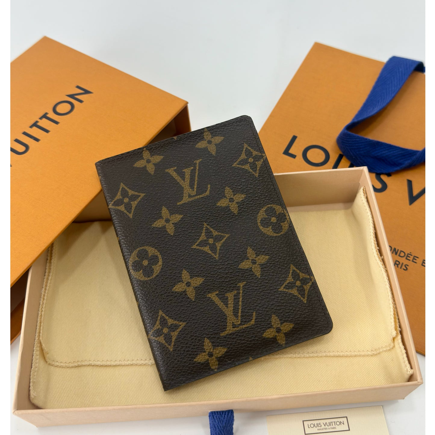 Louis Vuitton Monogram Canvas Passport Holder (3)