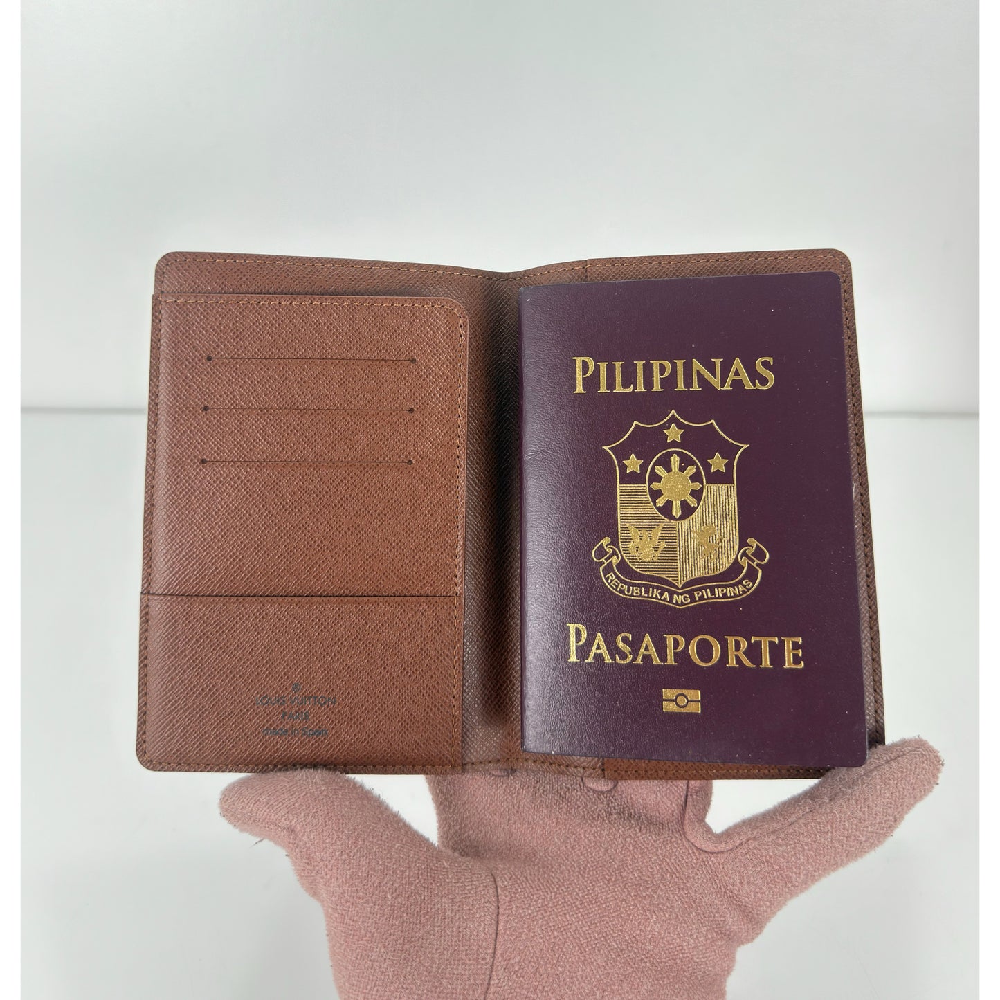 Louis Vuitton Monogram Canvas Passport Holder (3)