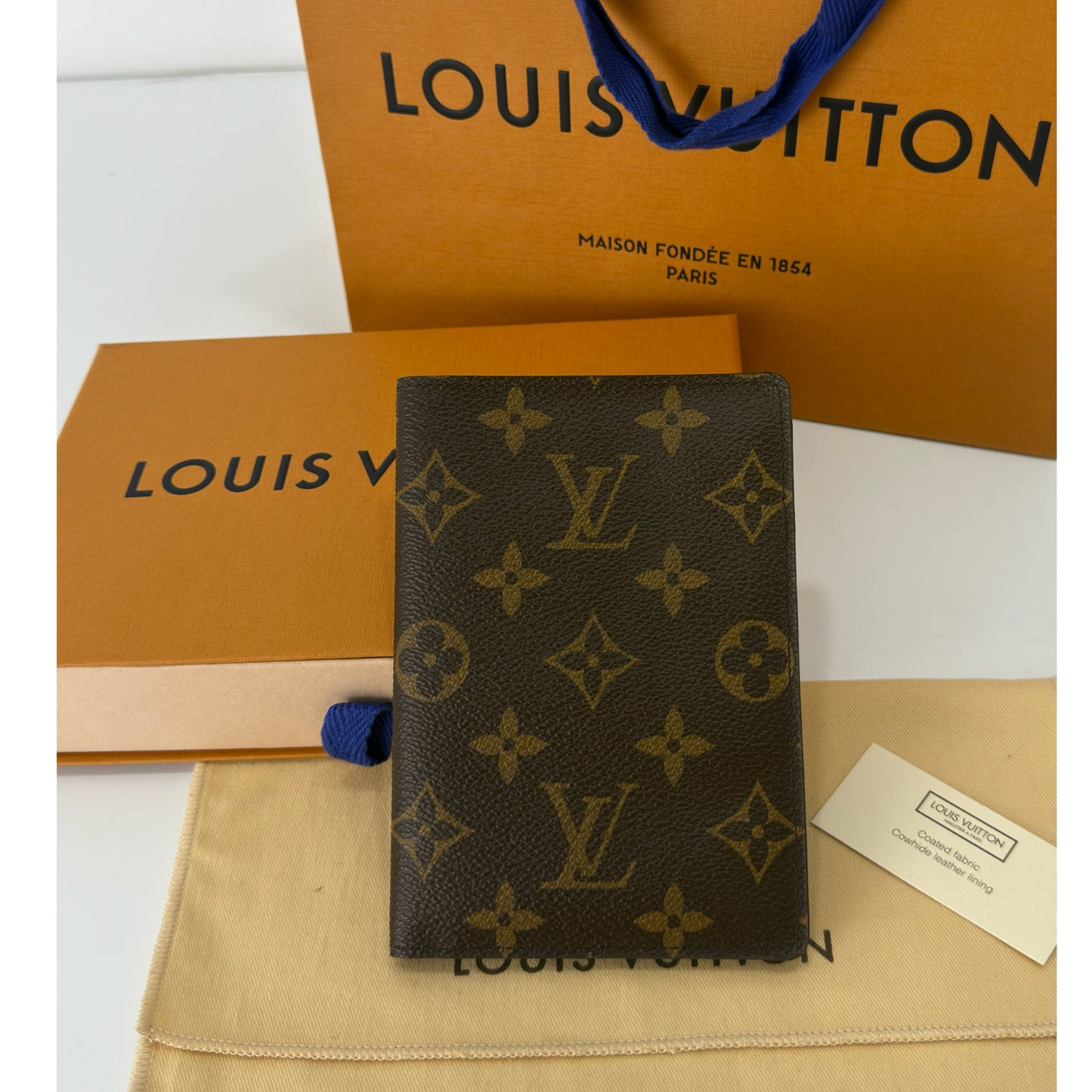 Louis Vuitton Monogram Canvas Passport Holder (4)