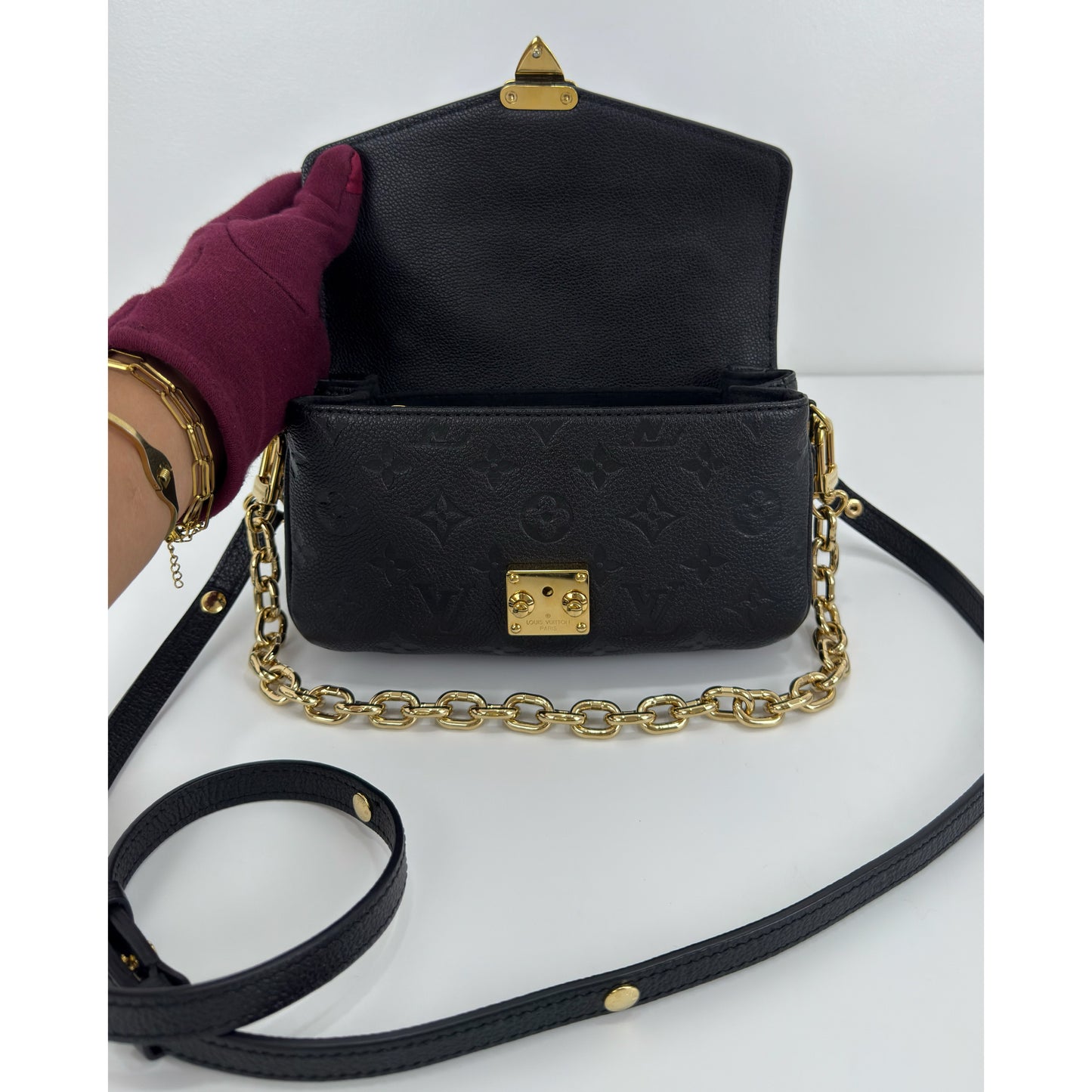 Louis Vuitton Pochette Métis East West Monogram Empreinte