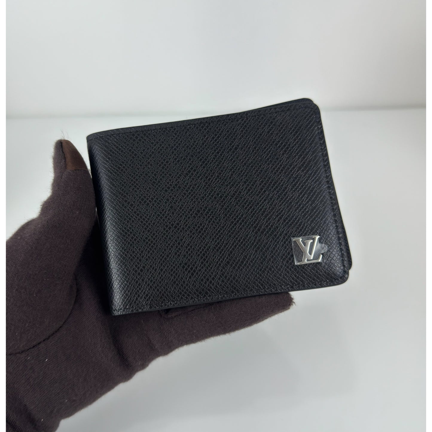 Louis Vuitton Multiple Wallet In Black Taiga Leather ( 1 )