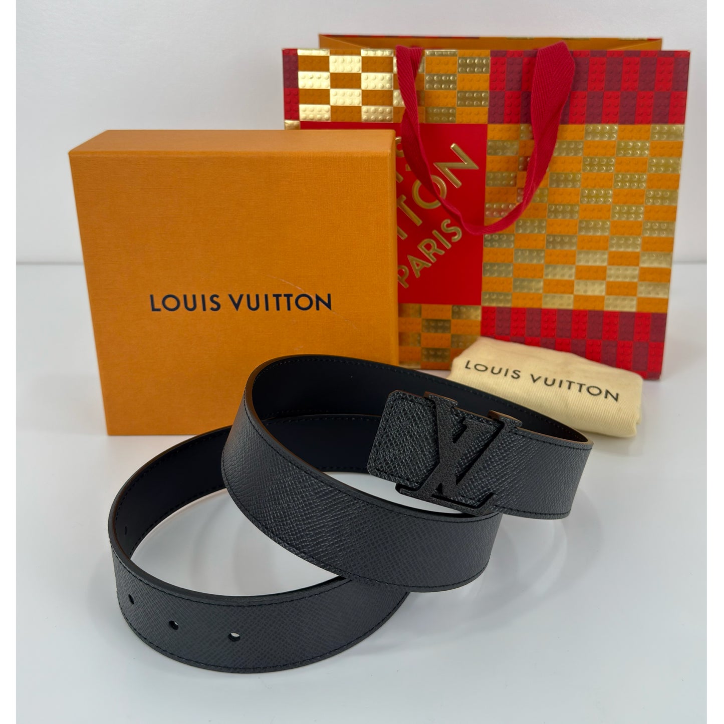 Louis Vuitton Initiales Belt In Black Taiga Leather 90/36