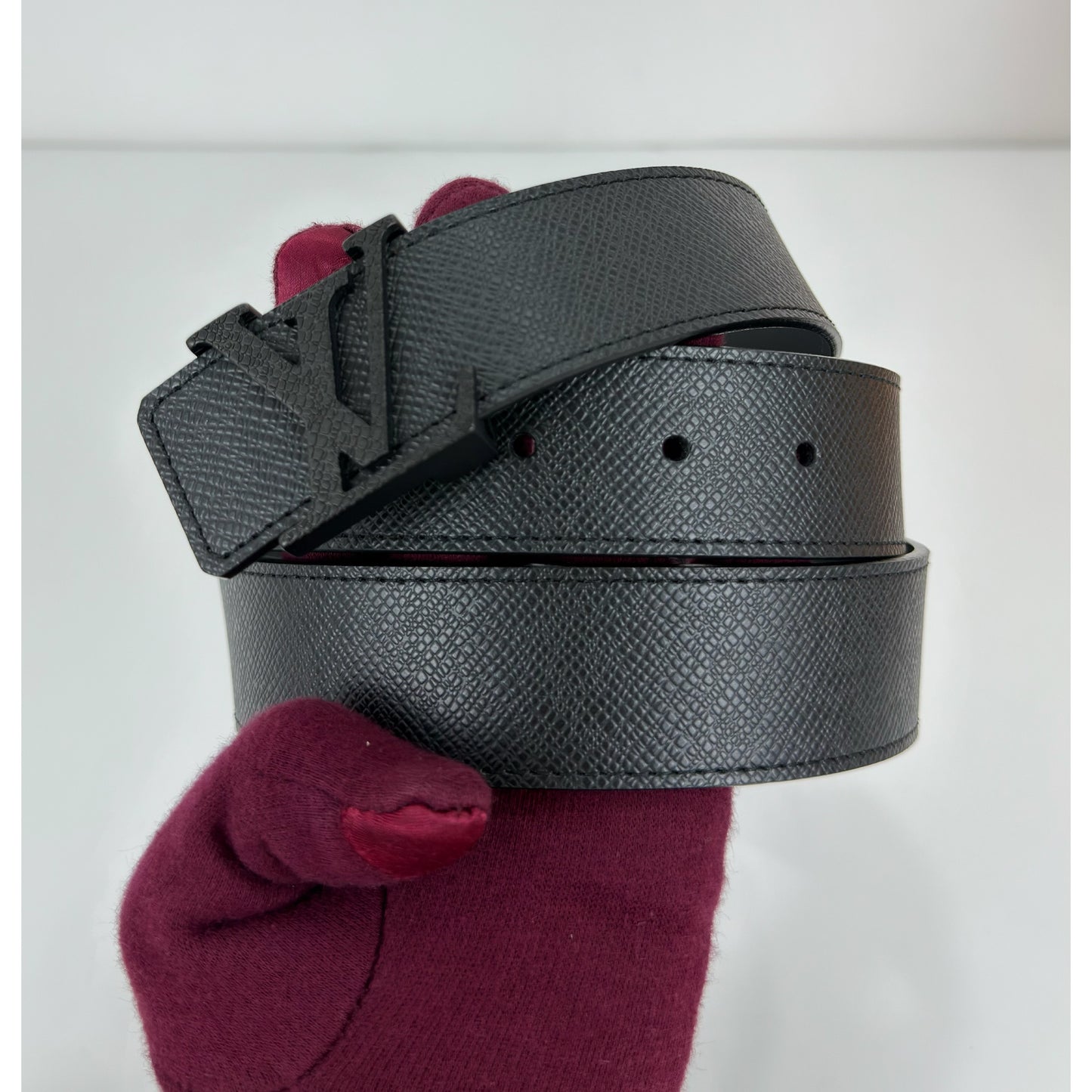 Louis Vuitton Initiales Belt In Black Taiga Leather 90/36