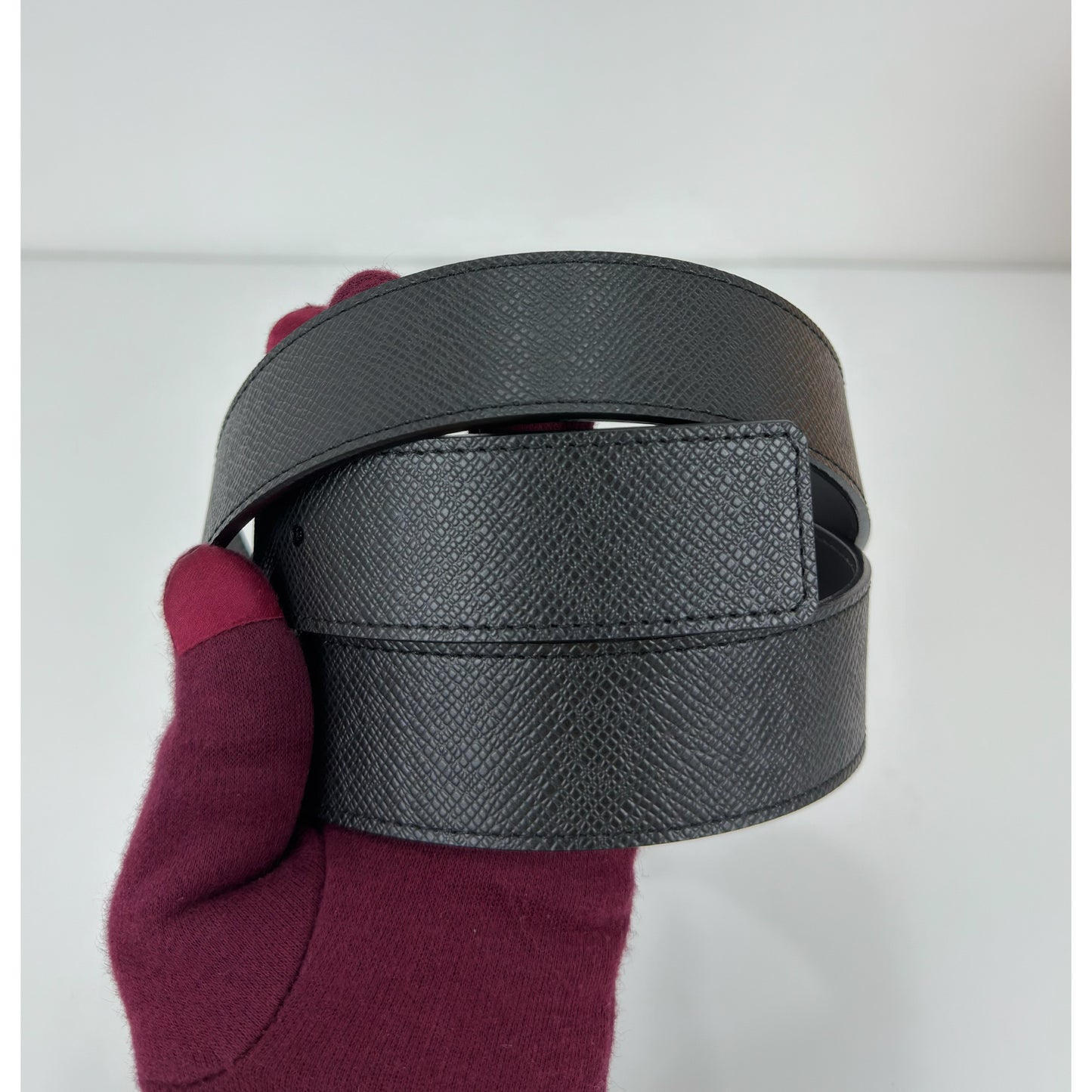 Louis Vuitton Initiales Belt In Black Taiga Leather 90/36