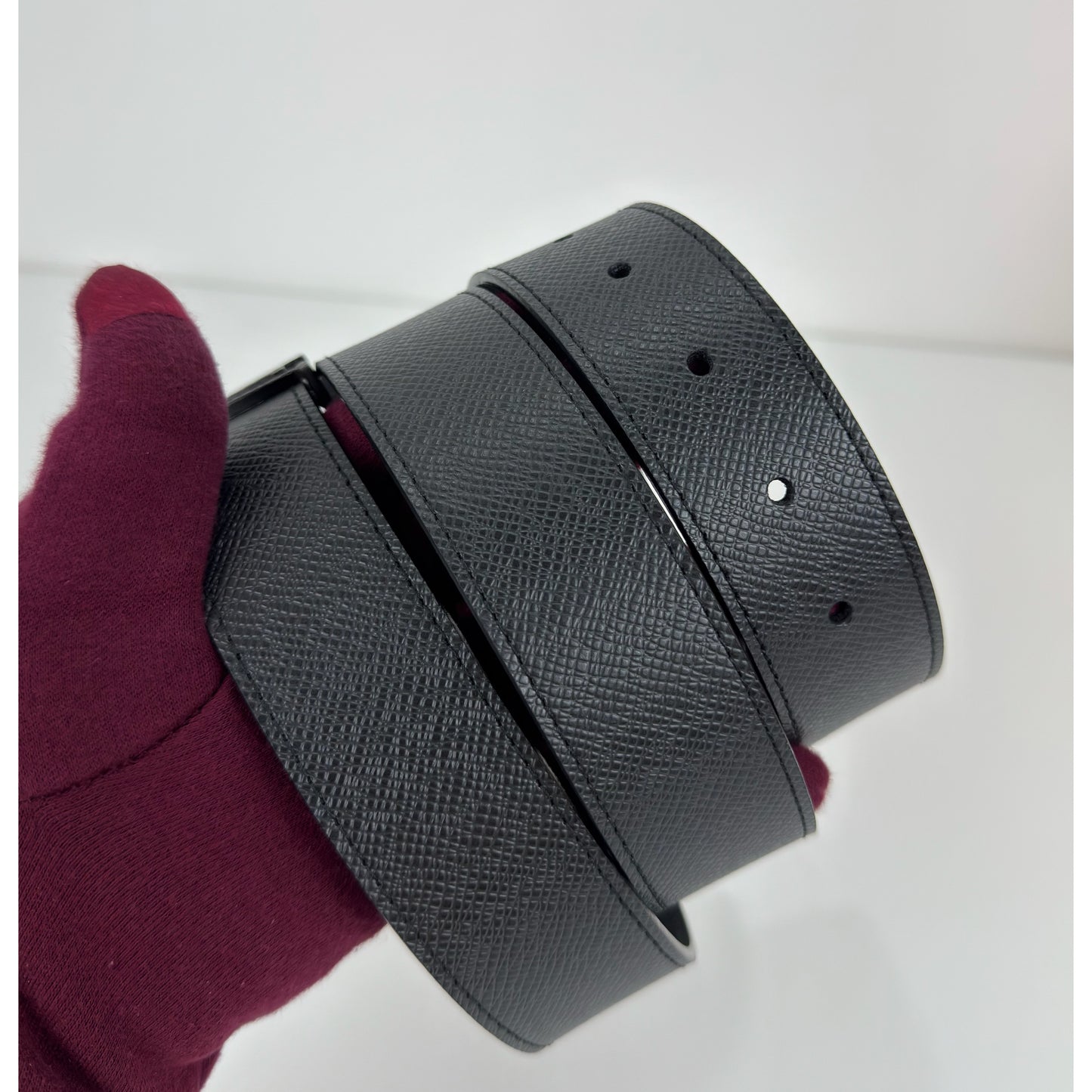 Louis Vuitton Initiales Belt In Black Taiga Leather 90/36